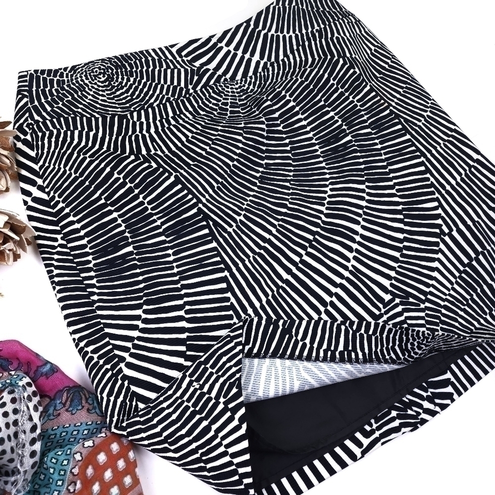 Chaus Black White Patterned Skirt Sz 10